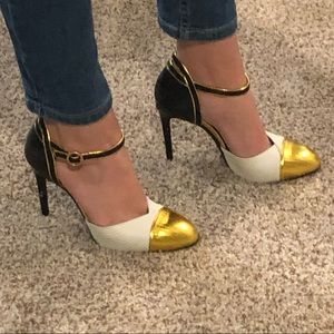 Selling 36.5 Gucci T-Strap heels.